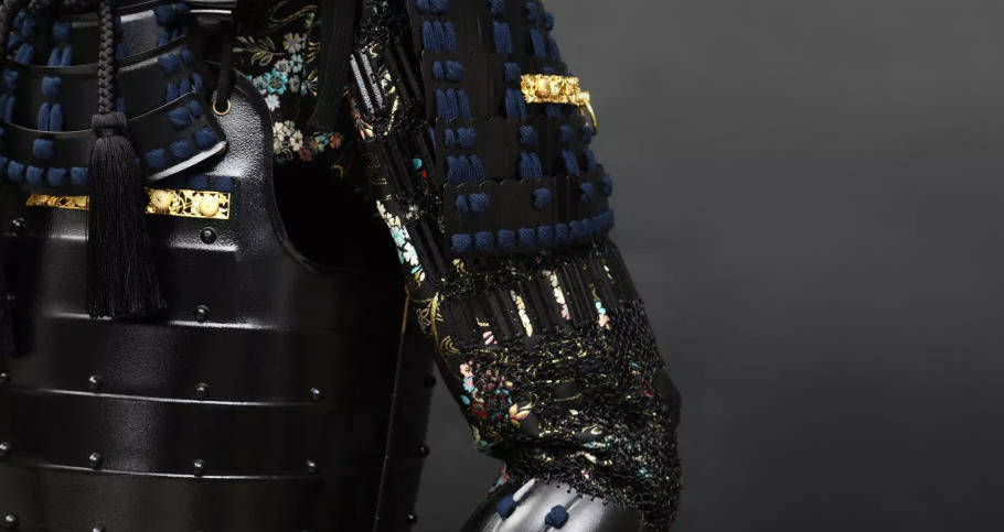 Schwarze Samurai-Rüstung, Helm und Geschichte des Tokugawa-Clans – perfekt nachgebildet