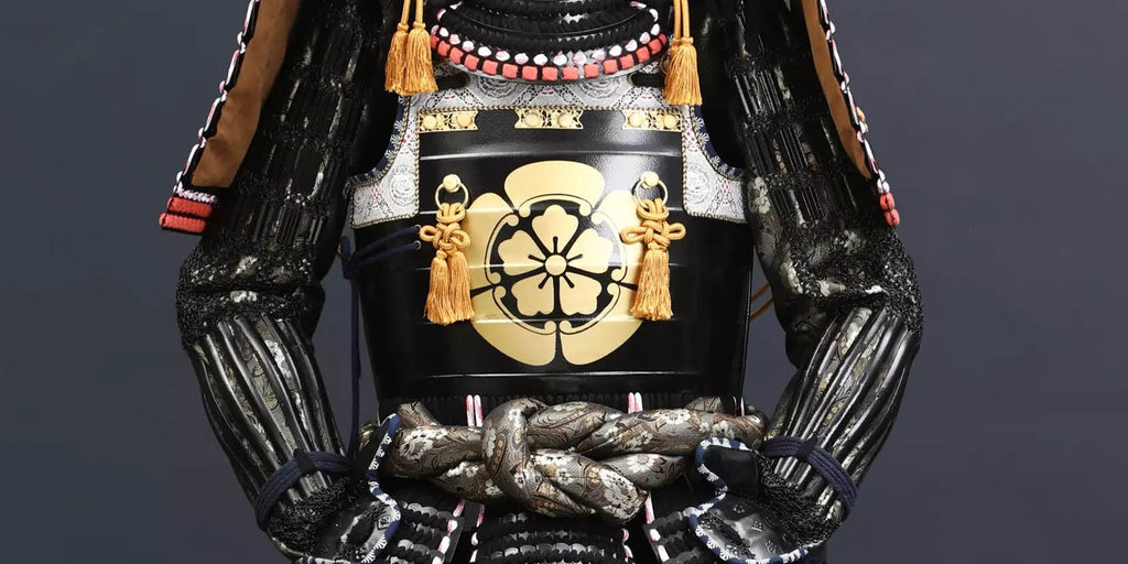 Oda Clan Classic: Handgefertigte Samurai-Rüstung mit schwarzem Käferhorn-Kabuto