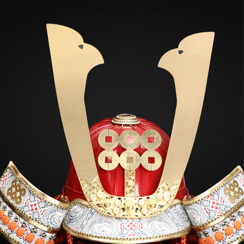 How to craft an armor stand tutorial – an essential guide for displaying this detailed life-size Samurai armor in a creative way.

