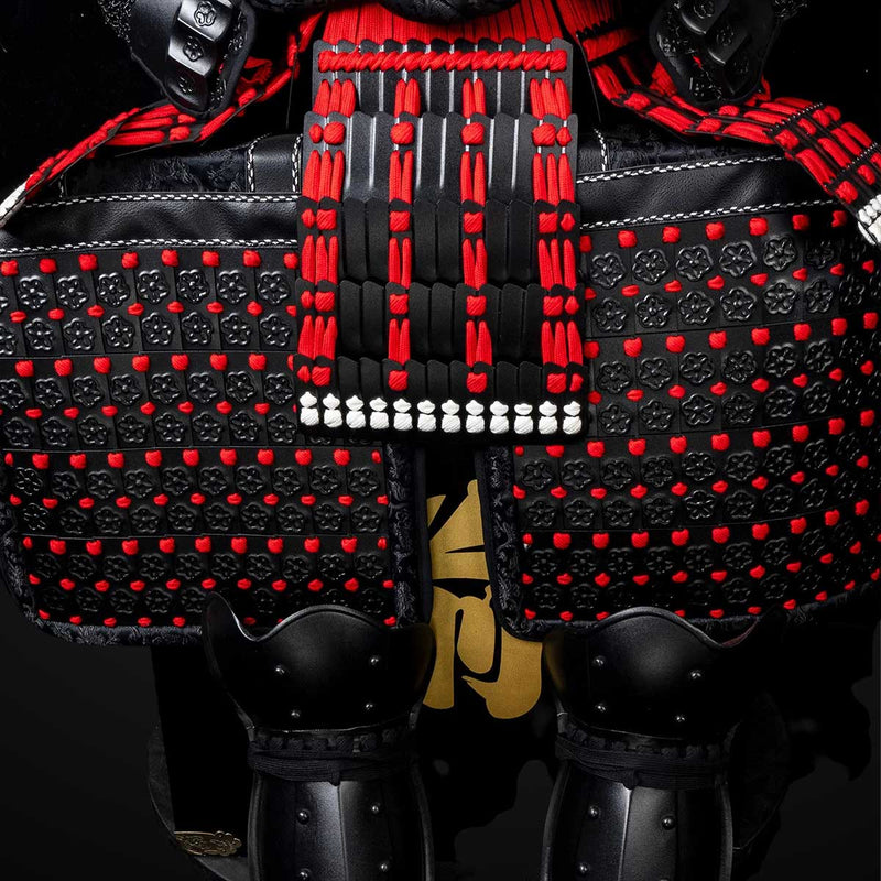 Handgefertigtes schwarzes und rotes japanisches Samurai-Rüstungsset -  