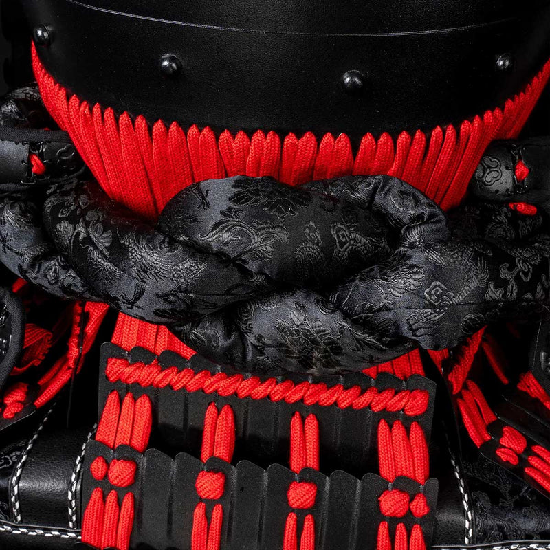 Handgefertigtes schwarzes und rotes japanisches Samurai-Rüstungsset -  