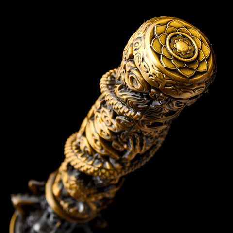 Close-up of red and black alloy fittings with carved patterns from the Monkey King’s weapon design
QQhjjgb