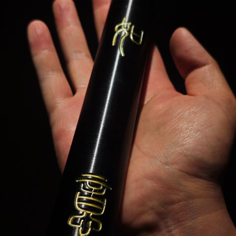 Three-dimensional shadow and recessed groove details of the V2 engraving