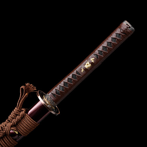 Traditional hand-forging process visible in every detail of the folded steel blade

