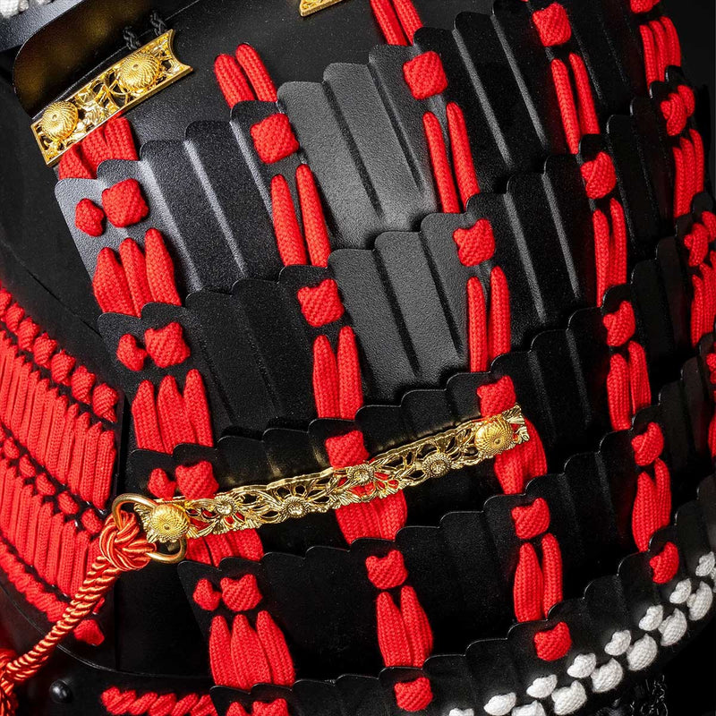 Handgefertigtes schwarzes und rotes japanisches Samurai-Rüstungsset -  