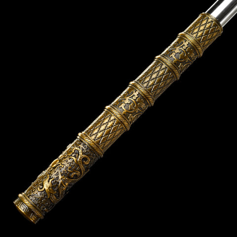 Intricate gold carvings on black-gold alloy fittings of the Ruyi Jingu Bang staff replica

QQbxgmnjgb