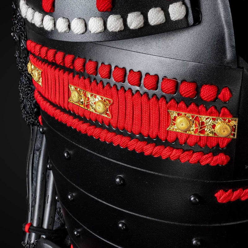 Handgefertigtes schwarzes und rotes japanisches Samurai-Rüstungsset -  