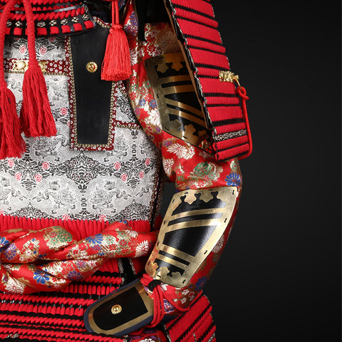 Life-size Yoroi, displayed like a legend—know how to remove an armor stand in Minecraft.

