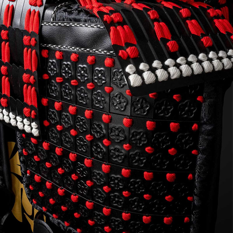 Handgefertigtes schwarzes und rotes japanisches Samurai-Rüstungsset -  