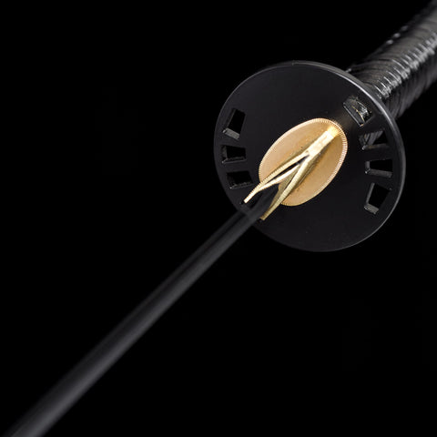 Hand-forged blade with visible clay tempering process for exceptional sharpness

