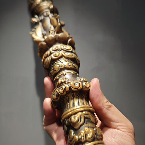 Side-light reflection on V1’s flat engraved texture